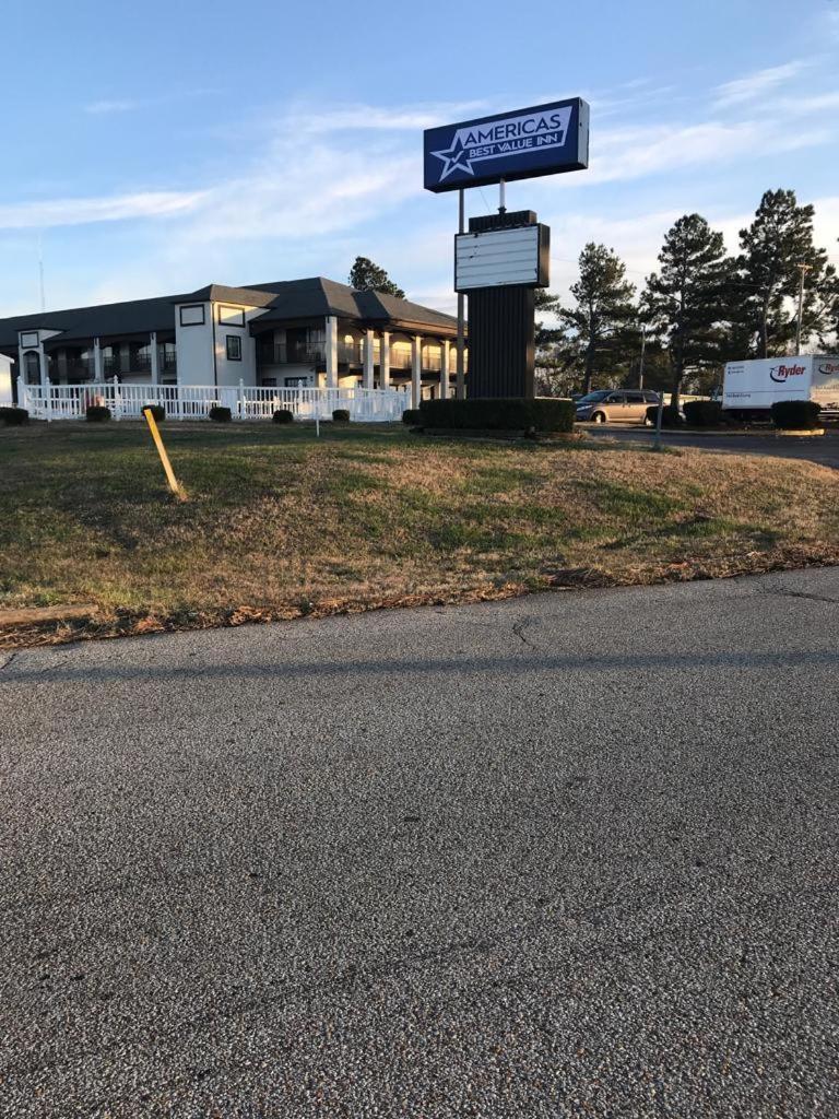 อเมริกาส เบสต์ แวลู อินน์ ฮอลลีสปริงส์ Holly Springs ภายนอก รูปภาพ